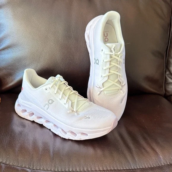 SALE🩷On clouds Women's pink & white Running Shoes - Picture 1 of 5